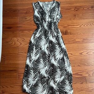 Raya Sun Black, White, & Gray Sleeveless V-Neck Maxi Sundress